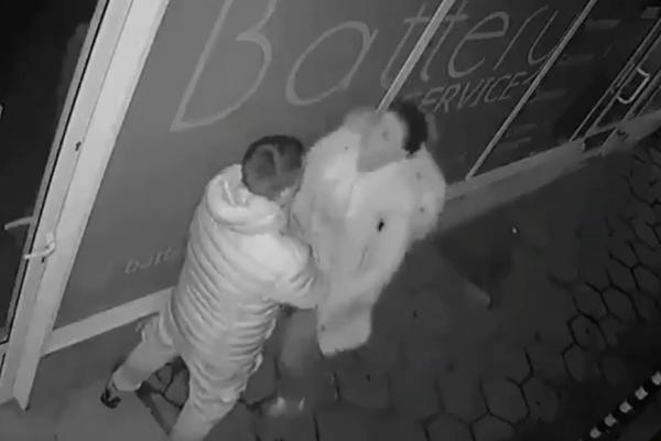 DEVOJKA UHVAĆENA NA KAMERI U NEVEROVATNOM STANJU: Momak nije mogao da veruje ŠTA RADI SEBI I SVOM TELU! (VIDEO)