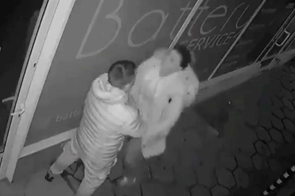 DEVOJKA UHVAĆENA NA KAMERI U NEVEROVATNOM STANJU: Momak nije mogao da veruje ŠTA RADI SEBI I SVOM TELU! (VIDEO)