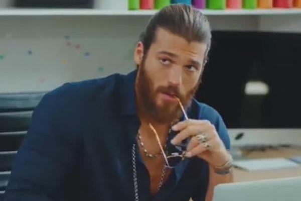 ZA NJIM LUDE ŽENE ŠIROM SVETA! Otkriveno da TURSKI GLUMAC nosi korene sa KOSOVA, deda mu je iz Prištine