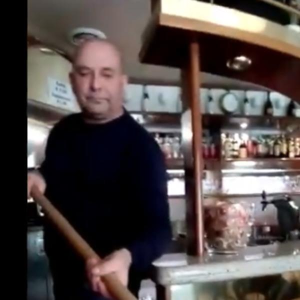 KONOBAR U ITALIJANSKOM KAFIĆU POKAZAO SVETU U KAKVOM SU STANJU: Ovaj snimak je zapalio društvene mreže! (VIDEO)