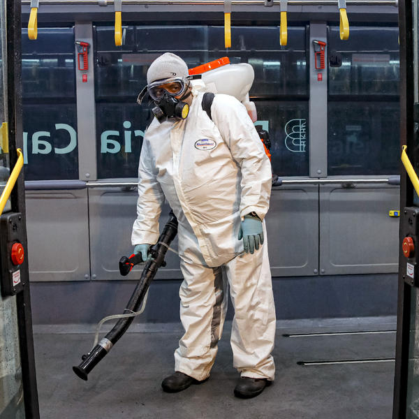 DOK SVI UVODE KARANTIN, BRITANIJA ŽELI DA SE ŠTO VIŠE LJUDI ZARAZI KORONOM: Njihova STRATEGIJA je jako KONTROVERZNA