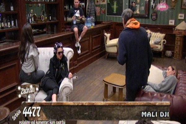 SASUO JELENI PEŠIĆ SVE U LICE: Ko će tebe da oženi? Polupana si od alkohola!