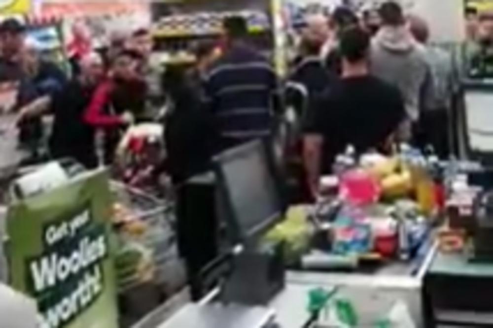 AUSTRALIJANCI SE POTUKLI ZBOG SLANINE U PRODAVNICI: Ovaj snimak kruži internetom! (VIDEO)