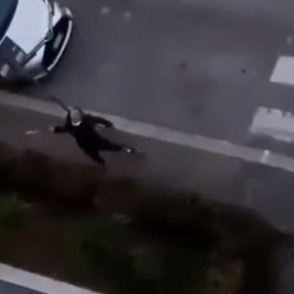 ITALIJANI STVARNO NISU NORMALNI: Navijač puštao pesme Rome sa balkona, a onda se pojavio fan Lacija sa bejzbolkom!