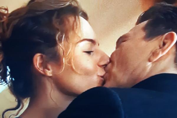 SKINUO SE BJELA U 56.GODINI PA LJUBIO 27 GODINA MLAĐU! Vrele scene Bjelogrlića i devojke Baneta Trifunovića!