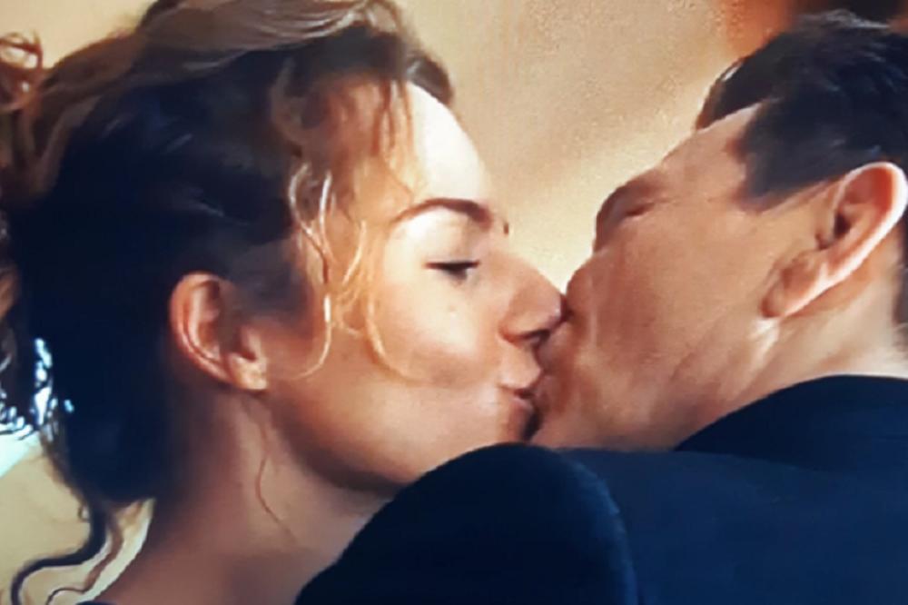 SKINUO SE BJELA U 56.GODINI PA LJUBIO 27 GODINA MLAĐU! Vrele scene Bjelogrlića i devojke Baneta Trifunovića!