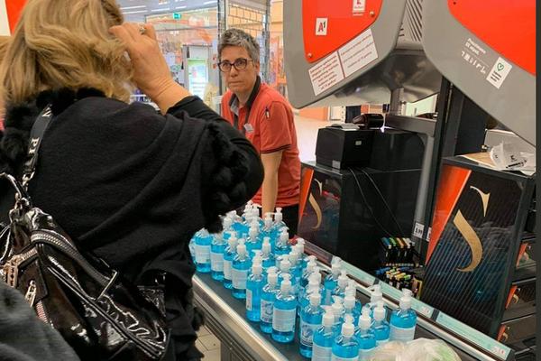 U POGLED OVE PRODAVAČICE STANE PREZIR PREMA SVIMA VAMA KOJI GOMILATE NAMIRNICE: Kako vas bre više nije sramota?