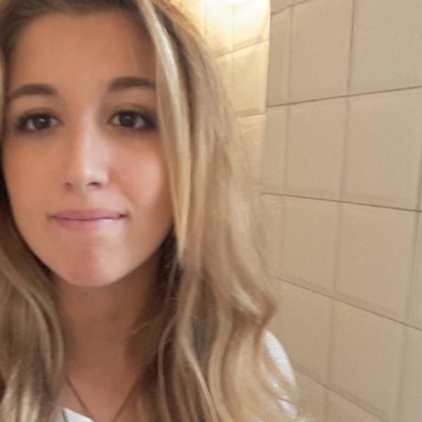 ROMANTIKA OPSTAJE I U DOBA EPIDEMIJE: Ovu devojku je dečko za sastanak izveo na NEOBIČNO MESTO (FOTO)