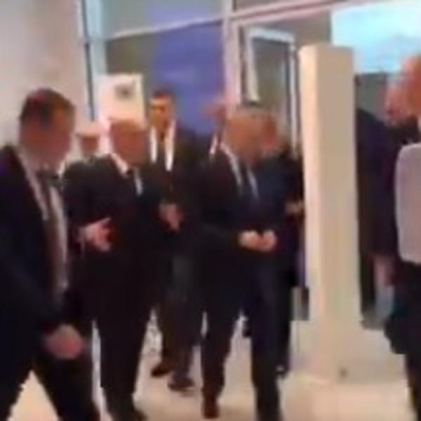 CEO SVET JE GLEDAO U PUTINA DOK JE PROLAZIO KROZ OVA VRATA: Predsednik Rusije u poseti važnoj instituciji