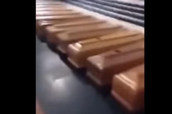 NE STIŽU DA SAHRANE MRTVE: Grozan snimak iz italijanskog mesta, SANDUCI poređani u beskrajnom redu (VIDEO)