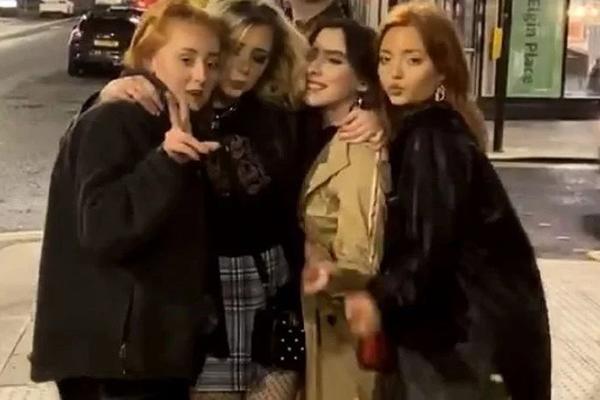 DEVOJKE SE SLIKALE NA ULICI: Kada su kasnije pogledale fotografiju, ZANEMELE SU OD IZNENAĐENJA IZA NJIH! (FOTO)