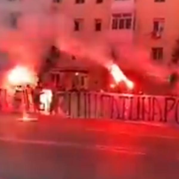 GEST ULTRASA KOJI JE OBIŠAO SVET: Zapalili baklje ispred bolnice u kojoj su zaraženi uz PREMOĆNU PORUKU!