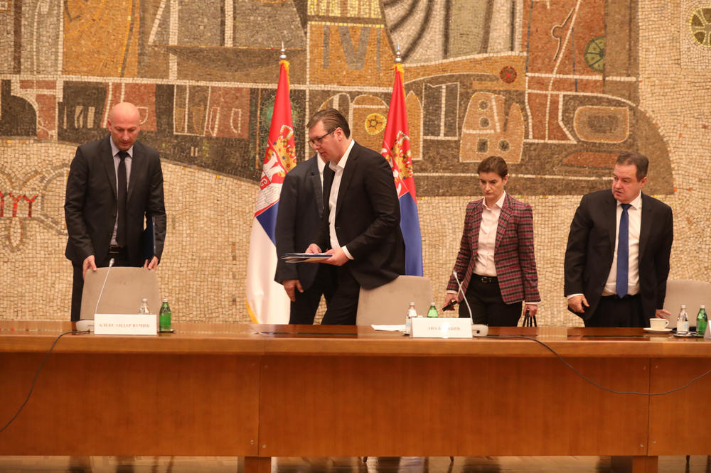 VUČIĆ: Od sutra od 10 časova zabranjen izlazak na ulicu svima starijim od 65 GODINA, pala NOVA ZABRANA za ostale!