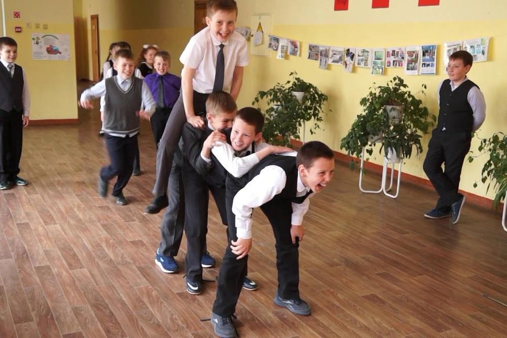 Dečaci odrastaju frustrirani životom u feminizovanom društvu - a to se pokazuje u njihovim prijateljstvima