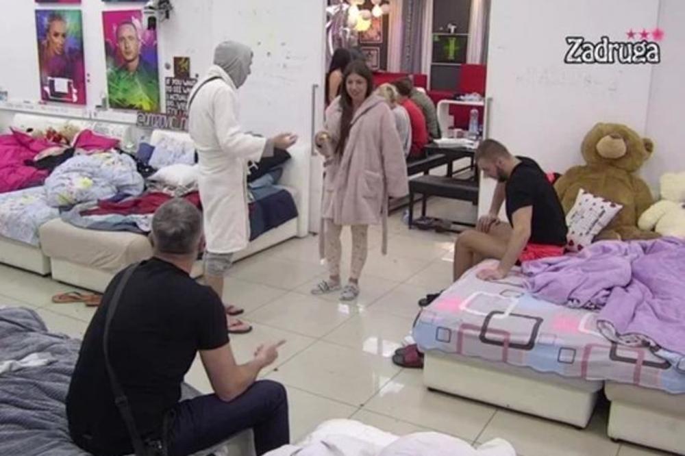 TI SI KU*VETINA I FUKSETINA, Zilha je poštena i treba da kažeš IZVINI! Mića poludeo pa sasuo u lice DRAGANI MITAR