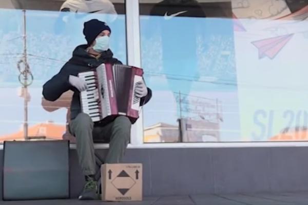 MALI MILANČE JE SVIMA POKAZAO ŠTA JE PRAVA ODGOVORNOST: Sa maskom i rukavicama svira harmoniku NA ULICI (VIDEO)