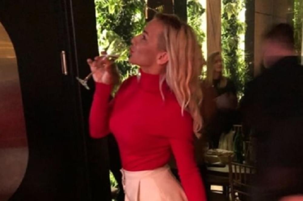 MILICA DABOVIĆ ŠETKA PO BG BEZ GORNJEG DELA: Nosila je samo mali sako, a i njega je ubrzo sklonila!