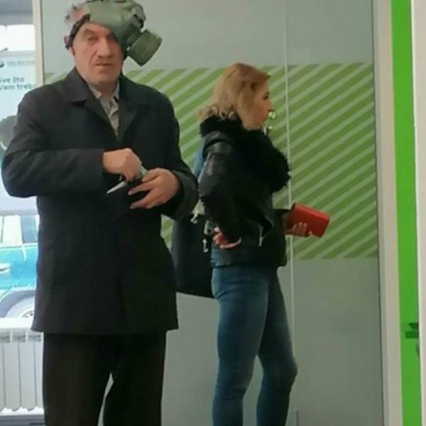 DEDA NEMA MASKU ZA KORONU, ALI JE NEKAD IŠAO U JNA I OSTALA MU JE NEKA DRUGA MASKA! Fotka dana dolazi iz Novog Sada