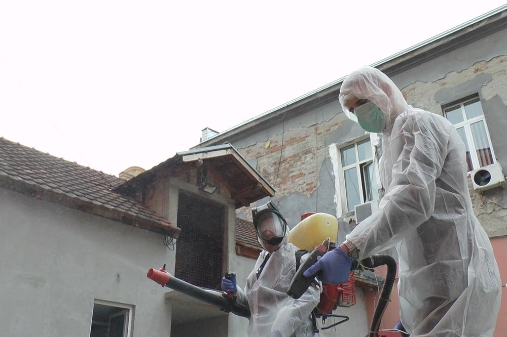 VEČERAS U GLAVNOM GRADU POČINJE DEZINFEKCIJA JAVNIH POVRŠINA: Ljudi koji to rade biće POD PUNOM OPREMOM
