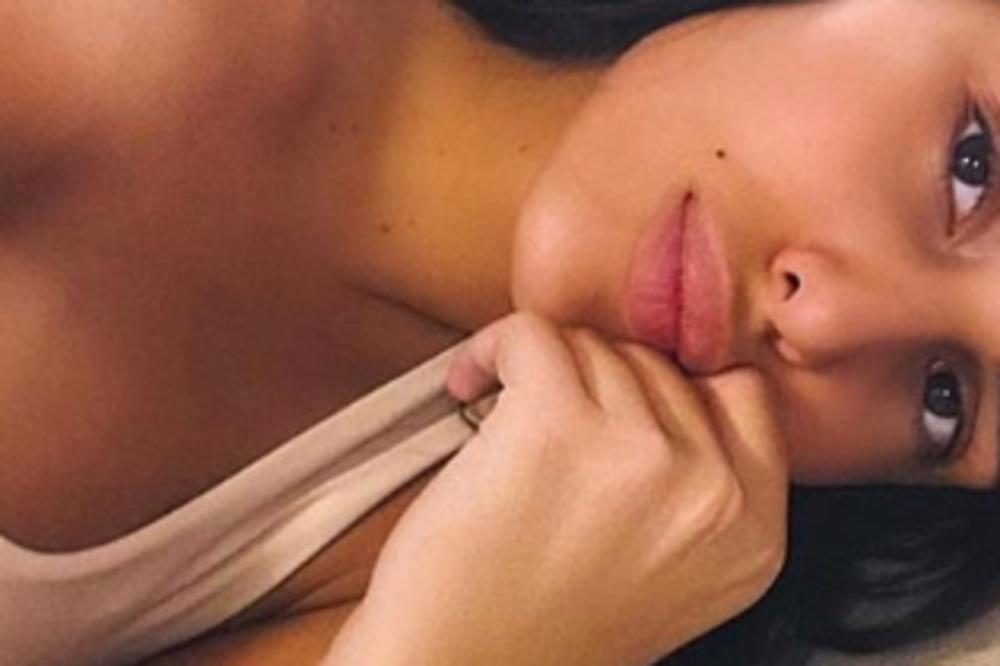 ANASTASIJA POSLALA JAKU PORUKU IZ KARANTINA, A NA SEBI NEMA BRUS: Batalila šminku, ovako izgleda u kućnom izdanju!