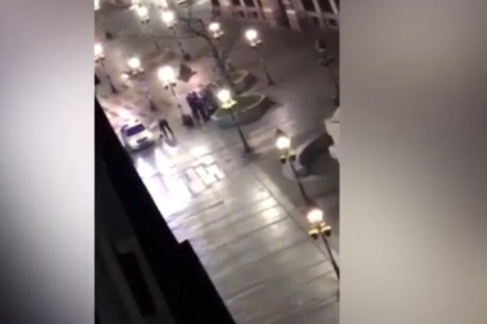 VELIKA DRAMA U CENTRU BG ZA VREME POLICIJSKOG ČASA: Udario POLICAJCE, oni su odlučno reagovali! (VIDEO)