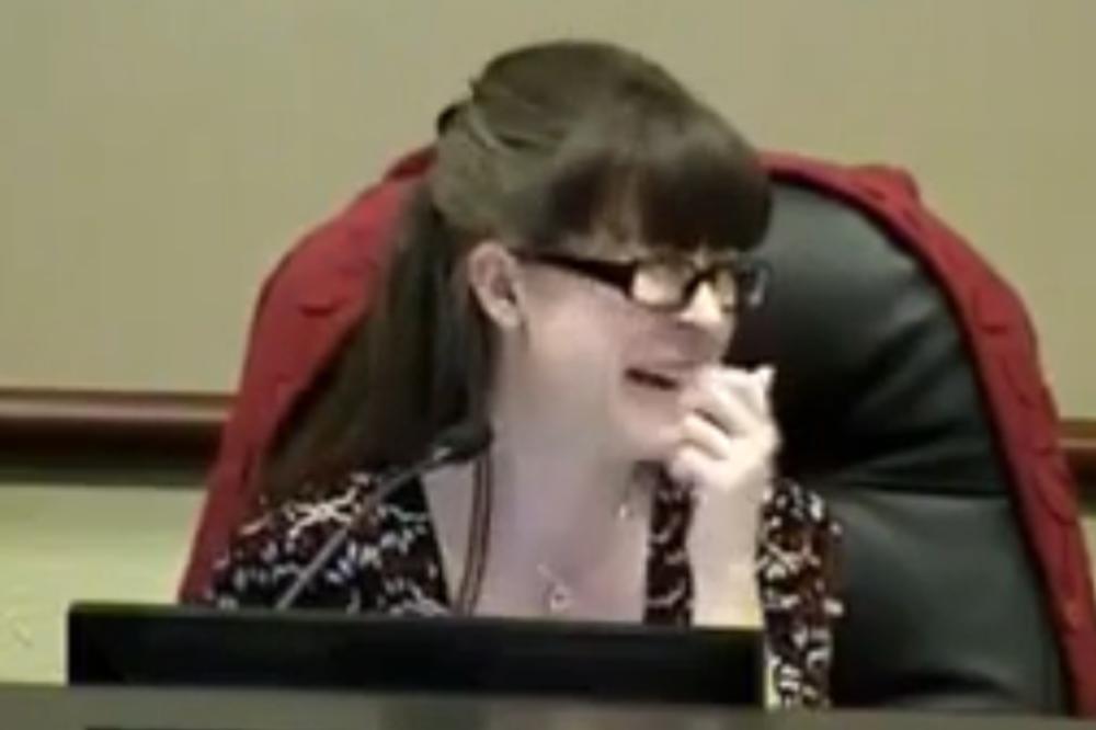 GRADONAČELNIK SA SASTANKA OTIŠAO U WC: Ali je zaboravio da mu je MIKROFON UKLJUČEN (VIDEO)