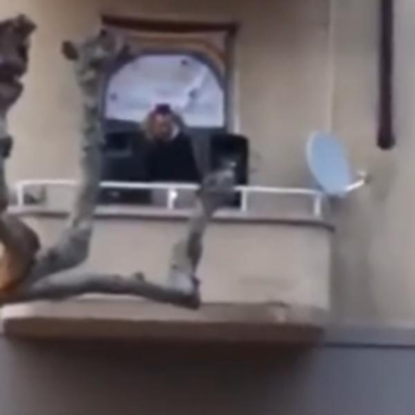 U GRADU KOJI JE NAJVIŠE POGOĐEN KORONA VIRUSOM ORI SE "TAMO DALEKO": Srbi izašli na terase i otpevali čuvenu pesmu