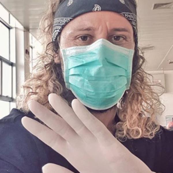 VODITELJ NE MOŽE DA SE VRATI U SRBIJU ZBOG VIRUSA, PORUKOM RASTUŽIO SVE: Prekinuto snimanje EMISIJE koju obožavamo!