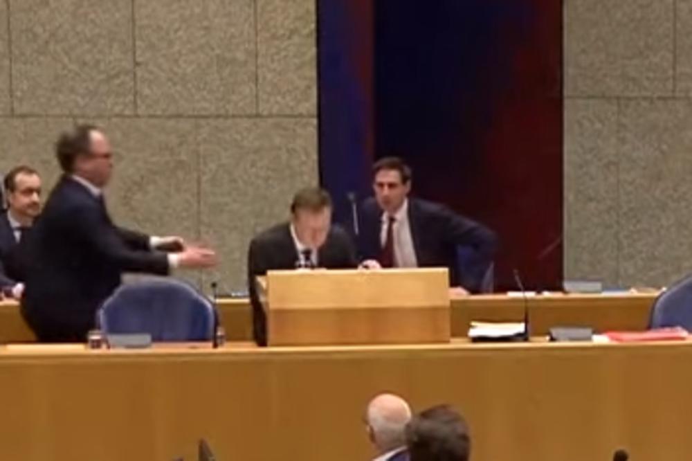 MINISTAR ZDRAVLJA KOLABIRAO: Samo se SRUŠIO za govornicom, otkriven i UZROK (VIDEO)
