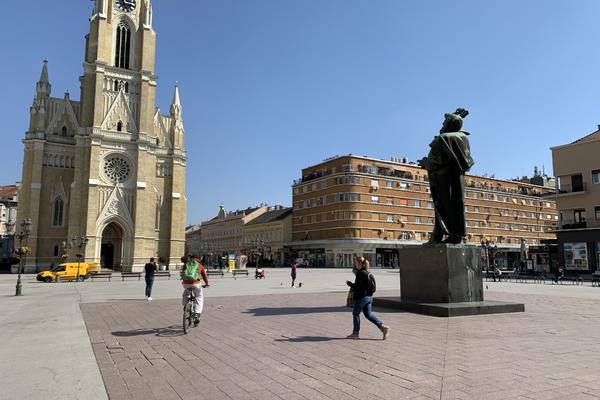 NOVI SAD U 3 SMENE U BORBI PROTIV KORONE: Dezinfikuju se autobusi, škole, zgrade! Vučević: Sve službe rade!