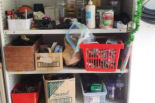 U OVOJ POLICI SAKRILA SE OPASNA ZMIJA: Samo retki mogu da je uoče, možete li vi? (FOTO)