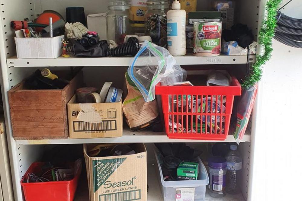 U OVOJ POLICI SAKRILA SE OPASNA ZMIJA: Samo retki mogu da je uoče, možete li vi? (FOTO)