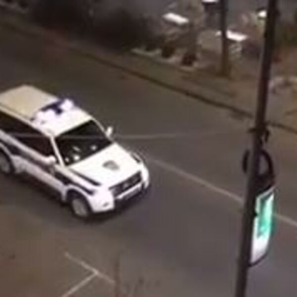 HAOS U CENTRU PANČEVA USRED POLICIJSKOG ČASA: Skloni pendrek, hoćeš da me biješ? Čovek nasrnuo na policiju!