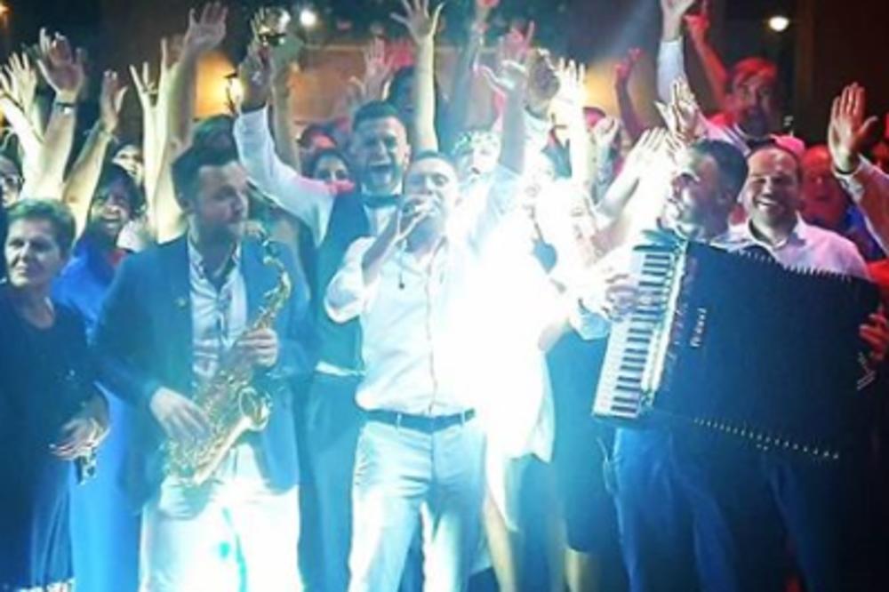 U UTORAK MU PEVAO, DANAS ZARAŽEN KORONAVIRUSOM: Bosanski pevač u izolaciji sa OCEM I MAJKOM, preneo mu IMUĆNI SRBIN