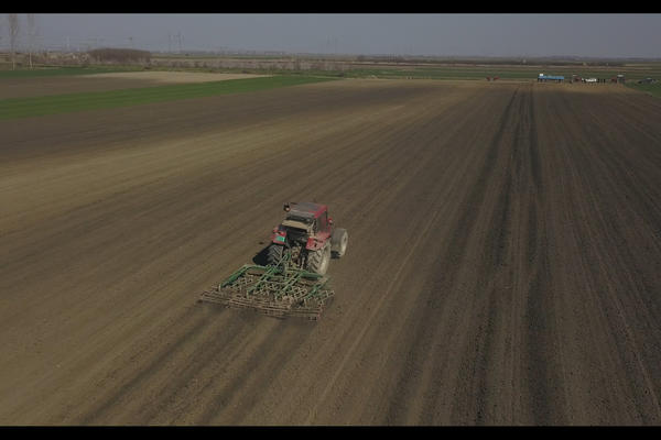 VANREDNO STANJE NIJE OTERALO RATARE IZ NJIVA: poljoprivrednici obrađuju zemlju i danju i noću, jer je proizvodnja