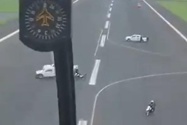 POLICIJA ULETELA DŽIPOVIMA NA AERODROM, SPREČENO SLETANJE AVIONA: Sve se jasno vidi na snimku! (VIDEO)