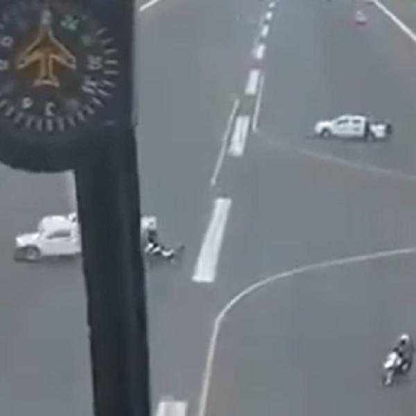 POLICIJA ULETELA DŽIPOVIMA NA AERODROM, SPREČENO SLETANJE AVIONA: Sve se jasno vidi na snimku! (VIDEO)