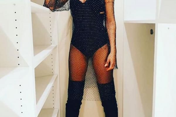 NATAŠA BEKVALAC U NESVAKIDAŠNJOJ POZI! Pevačica RAŠIRILA NOGE na krevetu, zavodljivo mami na greh! (FOTO)