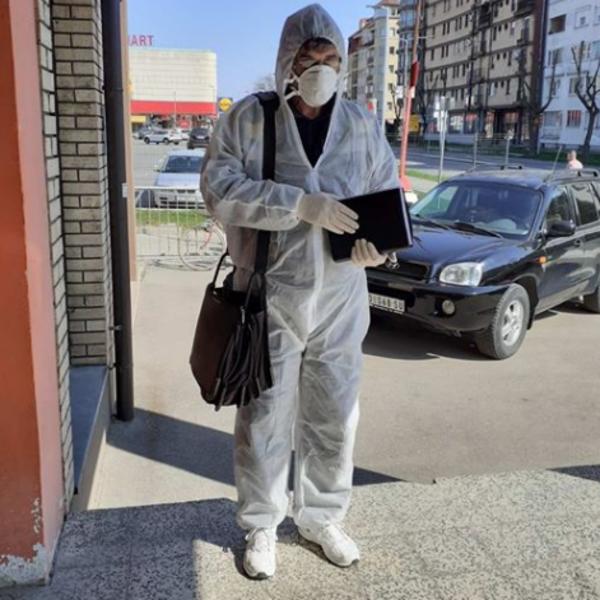 TIHI HEROJ IZ LOZNICE DOBIO ONO ŠTO MU NAJVIŠE TREBA: Poštaru Mladenu poklon ČUVA GLAVU OD KORONA VIRUSA (FOTO)