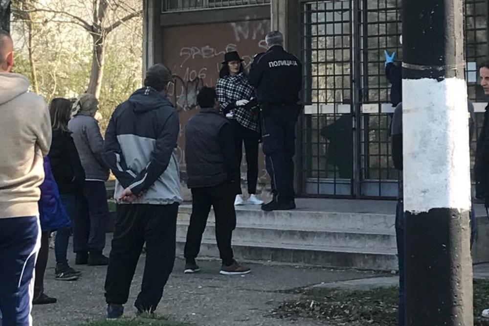 APSI BABU, GDE JE KRENULA? Starija žena u Padinjaku izašla iako nije smela, lagala da ima manje godina! (FOTO)