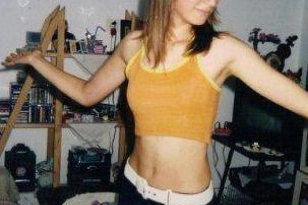 JOŠ KAO MLADA JE IMALA STILA, A DANAS JE NAJZGODNIJA PEVAČICA NA SRPSKOJ ESTRADI: Prepoznajete li ko je ona?