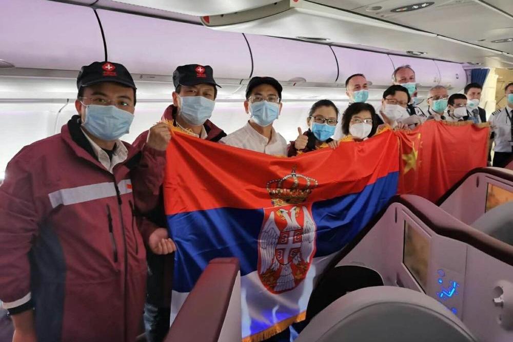 NIKO NIJE PRIMETIO OVAJ BITAN DETALJ NA FOTOGRAFIJI IZ AVIONA AIR SERBIE: Dolaze kineski lekari i velika pomoć!