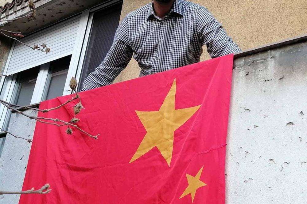 OVAJ ČOVEK JE DANAS OKAČIO KINESKU ZASTAVU NA SVOJ BALKON: On i negova partija imaju POSEBNU VEZU sa Kinom