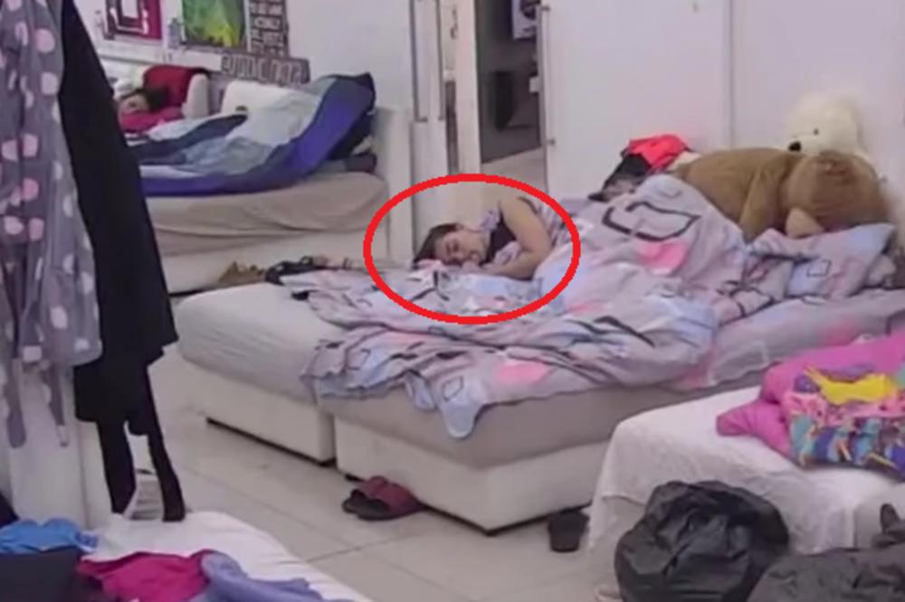 MINA VRBAŠKI SPAVA SA OVIM U USTIMA!!! Snimak koji je šokirao gledaoce, zašto OVO RADI???