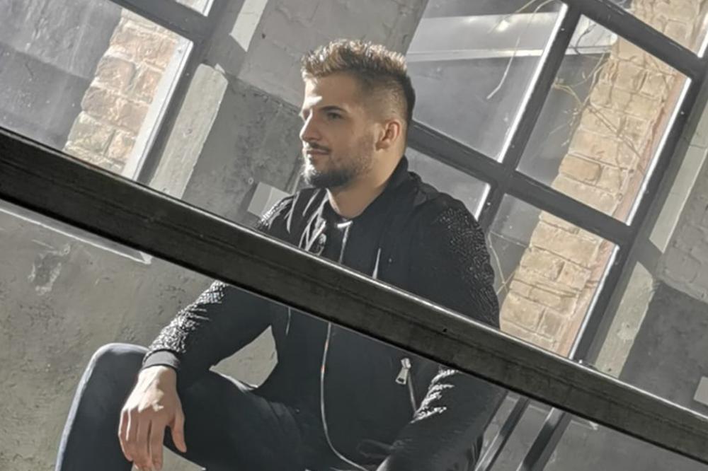 PESMOM PROTIV KORONE: Emir Lapsus u LIVE prenosu od 20h peva iz karantina za karantin!