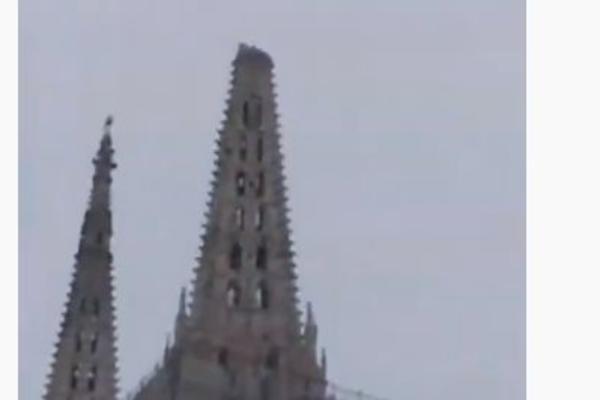 KRST OTPAO SA VRHA ZAGREBAČKE KATEDRALE: Snimljen potresan prizor! Odmah ispod je i GROB KARDINALA STEPINCA (VIDEO)