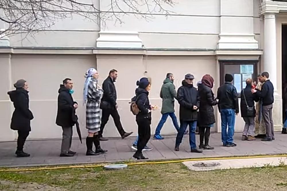 NOSI MASKU NA LICU, A ČEKA DA STAVI U USTA KAŠIKU KOJU JE U USTIMA DRŽALO 30 LJUDI: Šta je ovo, LJUDI? (VIDEO)