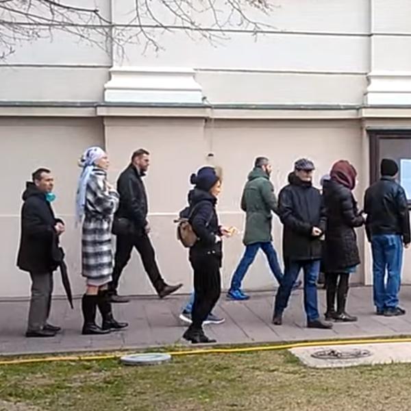 NOSI MASKU NA LICU, A ČEKA DA STAVI U USTA KAŠIKU KOJU JE U USTIMA DRŽALO 30 LJUDI: Šta je ovo, LJUDI? (VIDEO)