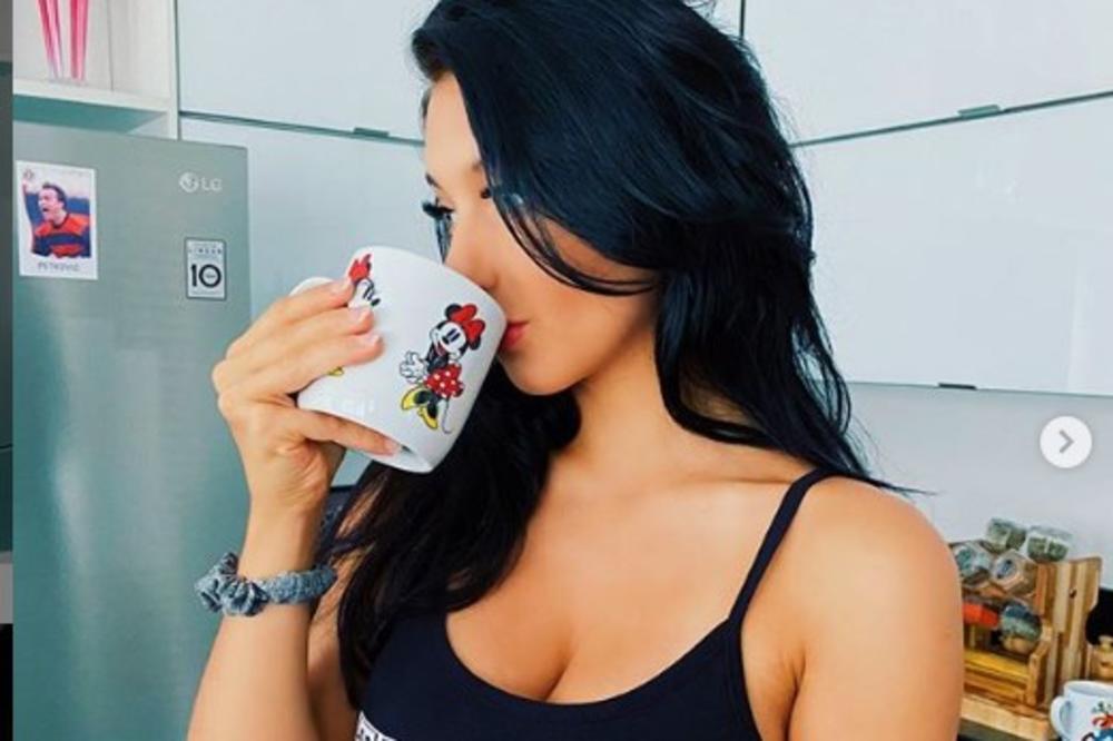 ĆERKA SRPSKE LEGENDE IZBACILA OGROMNE GRUDI! Kod nje u izolaciji je VRELIJE NEGO U AKAPULKU! (VIDEO)