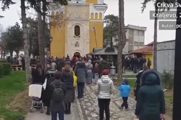 PUNA CRKVA ĐAKA, NI OD KUDA VRATA, ALI NISU ĐACI I VRATA POSTOJE: Da li je ovo nasramnija slika Srbije USRED KORONE